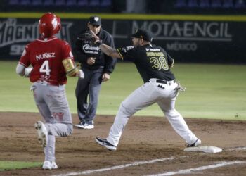 Despluman a Pericos