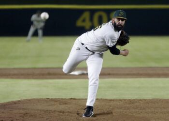 Rieleros empiezan apaleando a Pericos