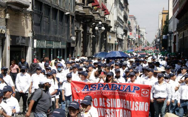 Marchan sindicatos independientes por el centro de Puebla por el Día del Trabajo
