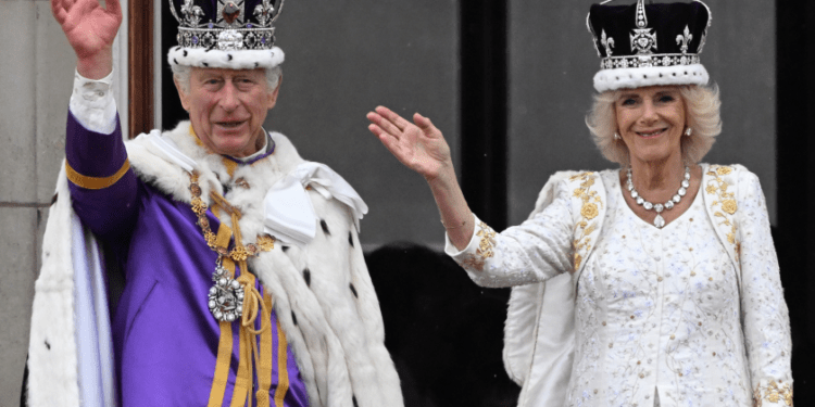 Carlos III, al fin ciñe la corona