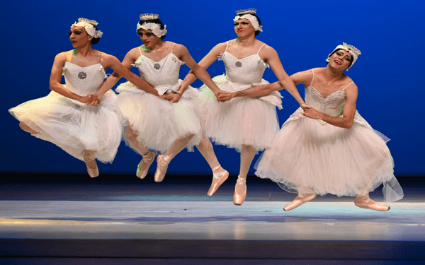 La Farándula – Los hombres también bailan en zapatillas… de ballet