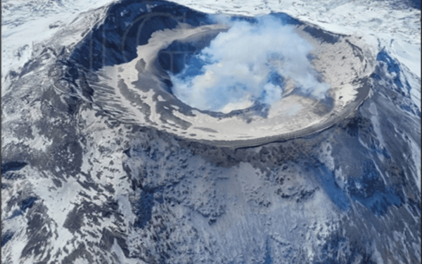 Mantienen vigilancia al volcán Cotopaxi en Ecuador