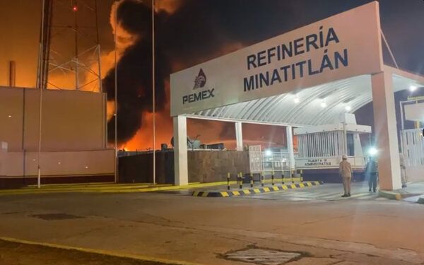 Cuatro heridos dejó incendio en refinería Pemex de Minatitlán