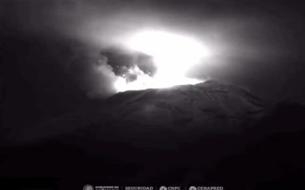 Popocatépetl registra lanzamiento de material incandescente