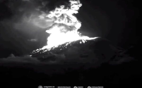 Popocatépetl mantiene actividad explosiva durante la madrugada