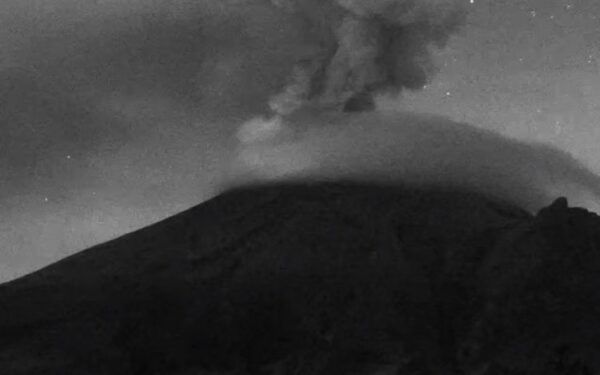 Registra Popocatépetl ocho exhalaciones y emisión ligera de ceniza