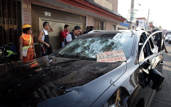 Conductor es detenido por intentar atropellar a ciclistas durante manifestación en la Recta a Cholula