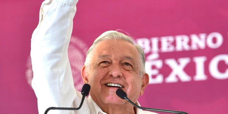 Destaca AMLO sensibilidad de Sergio Salomón Céspedes