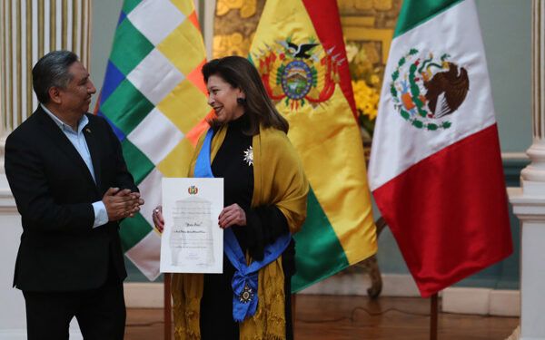 Gobierno de Bolivia condecora a embajadora mexicana