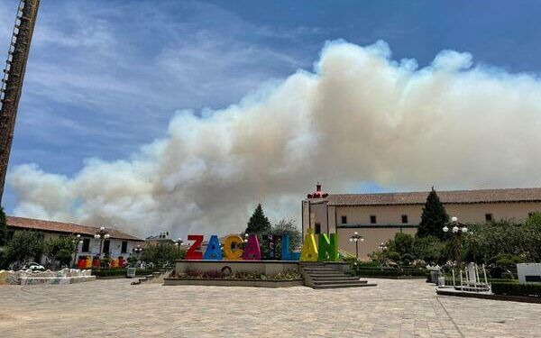 Evacuan tres comunidades de Zacatlán por incendio