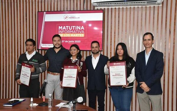 Reciben estudiantes de Texmelucan becas de la UDLAP
