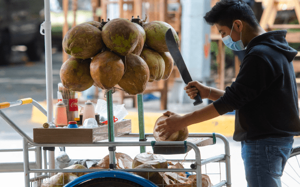 A evitar refrescos y bebidas “deportivas” durante ola de calor