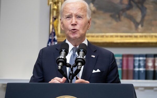Biden presentará “Plan B” para perdonar préstamos a universitarios