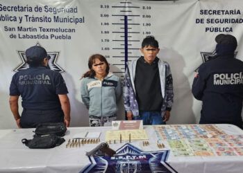 Policía de Texmelucan captura a pareja en posesión de droga y arma de fuego