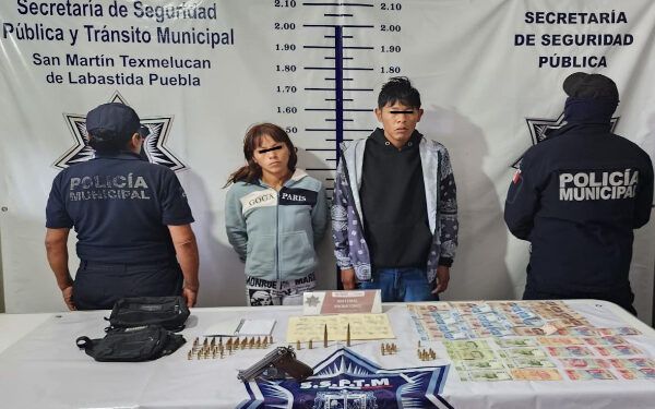 Policía de Texmelucan captura a pareja en posesión de droga y arma de fuego