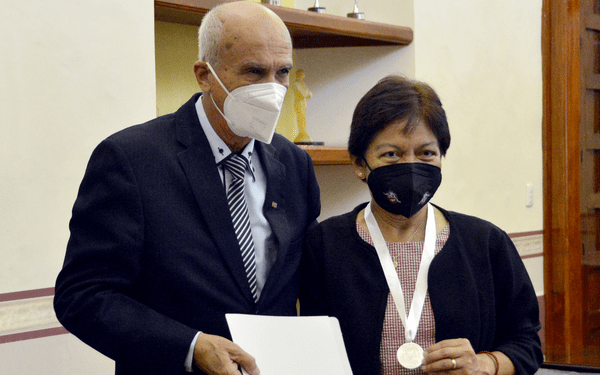 Universidad de Camagüey entrega a la BUAP medalla conmemorativa por su 55 aniversario