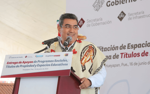 Sergio Salomón entrega acciones de programas sociales en Hueyapan