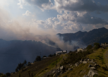 Sin control, se mantiene incendio en Zacatlán