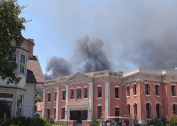 Se registra incendio en estudios de Warner Bros en California