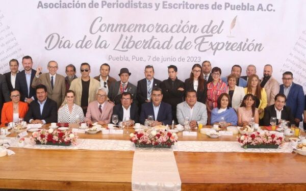 Respeto a la labor periodística en Puebla, señala gobernador