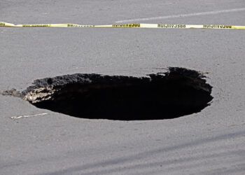 Desgaste de colector pluvial formó socavón
