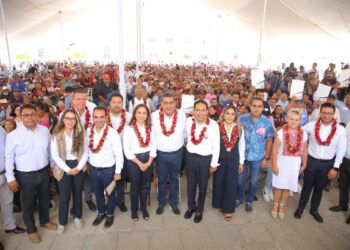 Gobernador entrega apoyos e inicia rehabilitación de calle en Tepeaca