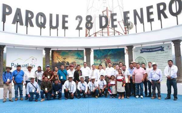 Gobernador entrega rehabilitación del parque “28 de enero” en Pahuatlán