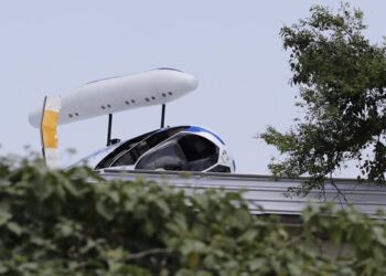Helicóptero cae sobre techo de iglesia en El Salvador, sin reporte de fallecidos