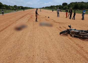 Motocicleta colisiona con avioneta en Honduras; mueren dos personas