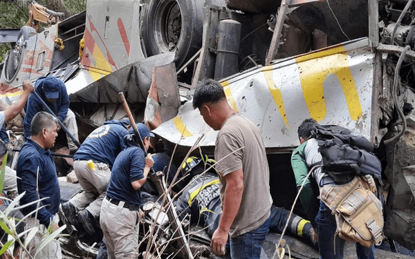 Al menos 27 muertos deja caída de un camión a barranco en Oaxaca