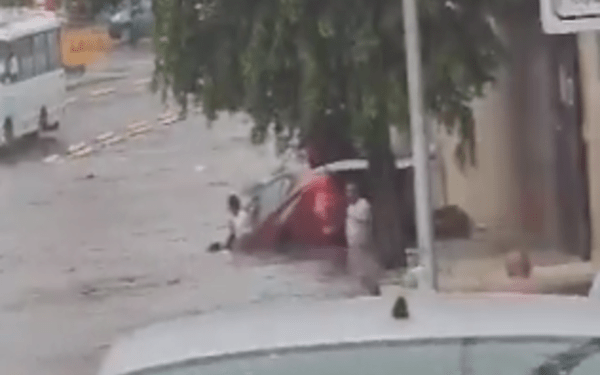 ¡Insólito! Familia queda atrapada en su vehículo tras diluvio en Puebla