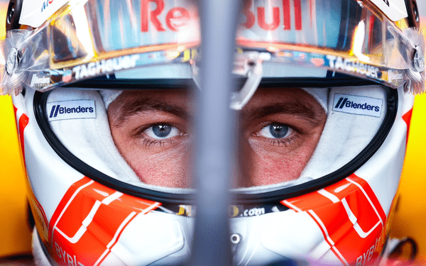 Verstappen logra la “pole” en Silverstone; Checo no pasa de Q1