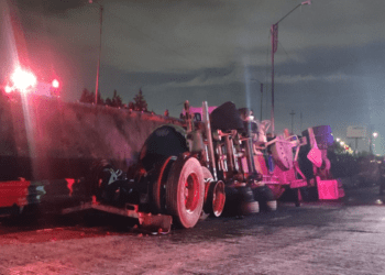 Se vuelca e incendia pipa en el Periférico