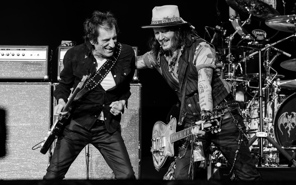 Por desmayo de Johnny Depp, Hollywood Vampires cancela concierto en Budapest