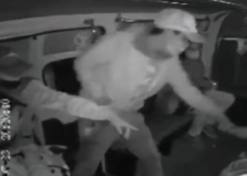 Captan en video violento asalto a pasajeros de transporte público en Puebla