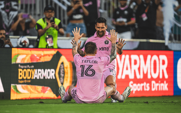 Messi firma su primer doblete en goleada del Inter de Miami