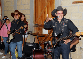 Disfrutan concierto niños con discapacidad auditiva