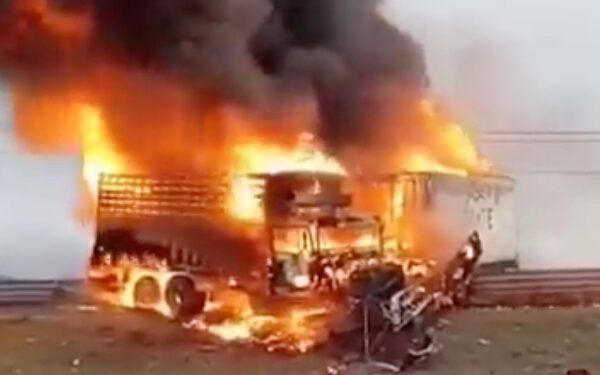 Explotan camiones tras choque en Tulancingo; una persona murió