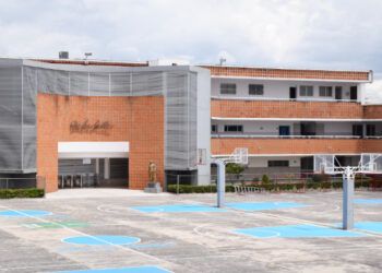 Regresan estudiantes del Benavente varados en aeropuerto de Londres