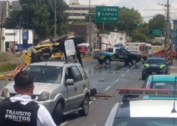 Pipa quedó volcada en la Calzada Zaragoza