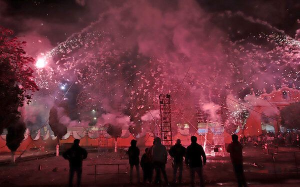 Fuegos artificiales de 4 de julio, igual de contaminantes que incendio de Canadá