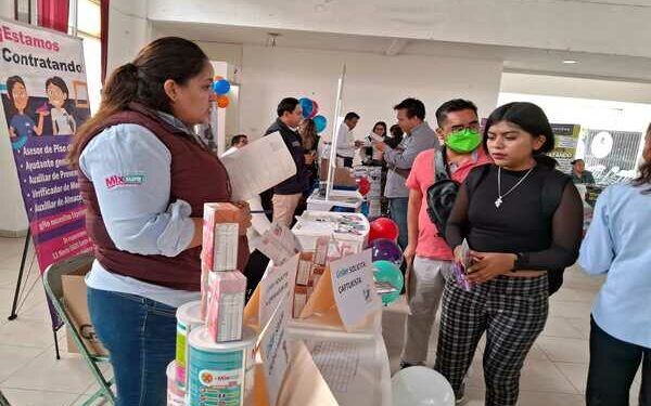 Inicia colocación de adornos patrios en Puebla capital