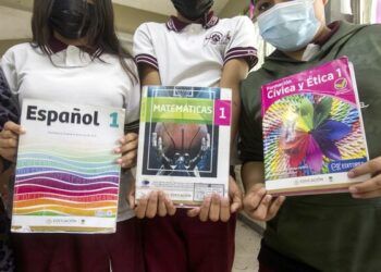 Oposición acusa a AMLO de “adoctrinar” a la niñez con libros de texto gratuitos