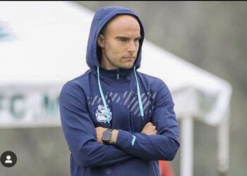 Sigue Eduardo Arce al frente pero camina en la cuerda floja