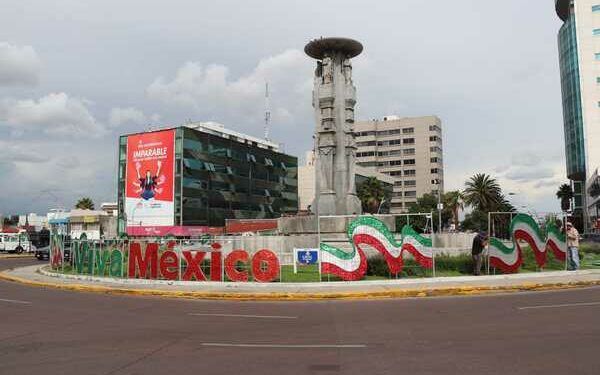 Inicia colocación de adornos patrios en Puebla capital