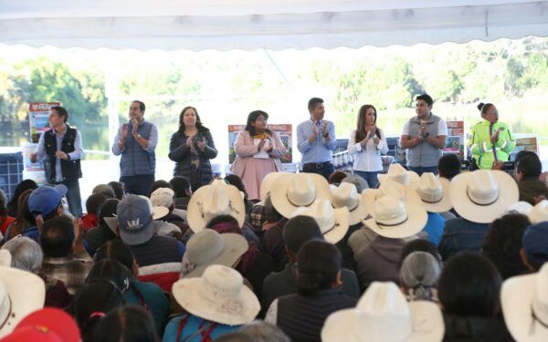 Entregan apoyos a productores y emprendedores en Puebla capital