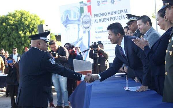 Reconocen la labor de nueve elementos de seguridad pública