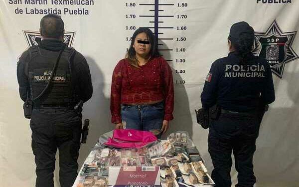 Detienen a mujer en Texmelucan por robo a tienda de autoservicio