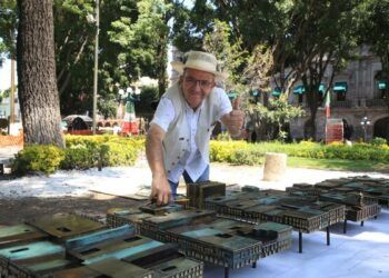 Maqueta monumental del Centro Histórico es reubicada en el zócalo de Puebla