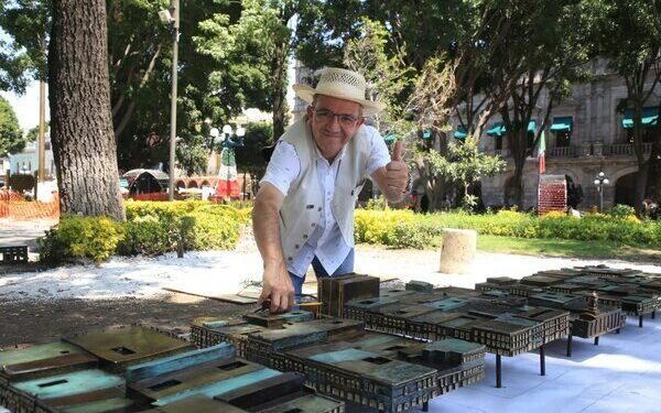 Maqueta monumental del Centro Histórico es reubicada en el zócalo de Puebla